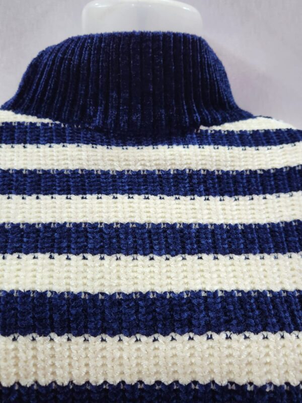 White Blue beggy woolen crop top - Image 4