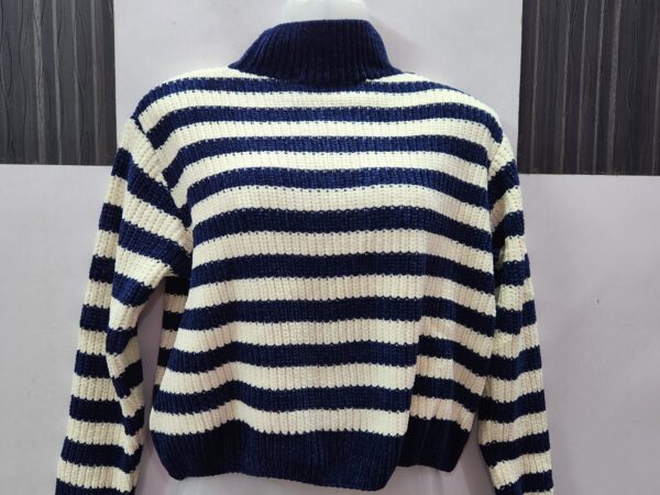 White Blue beggy woolen crop top - Image 2