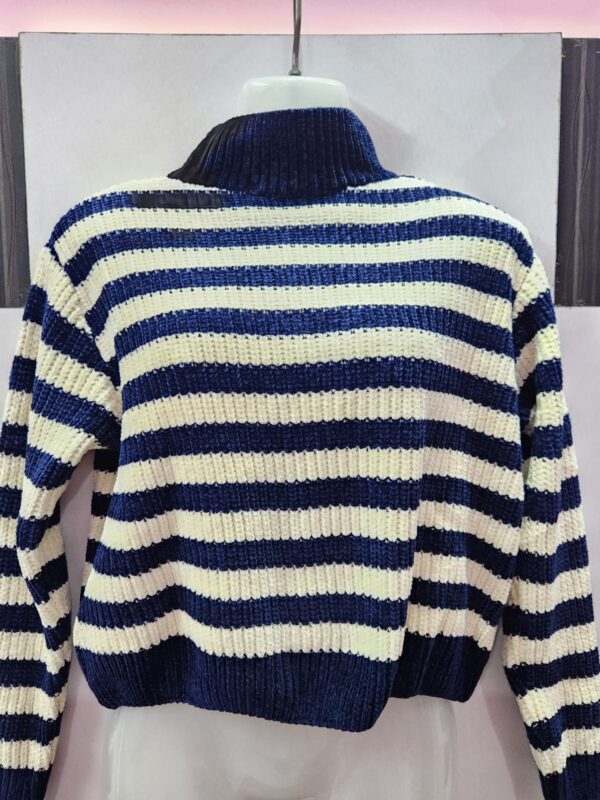 White Blue beggy woolen crop top